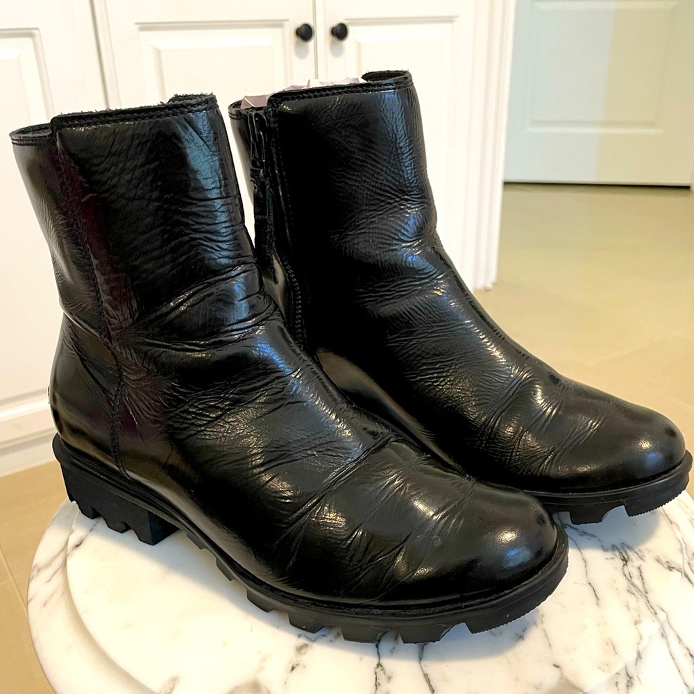 SOREL Phoenix Women’s waterproof zip boot